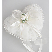 oreiller anneau de mariage en satin lisse avec de belles fleurs et de perles