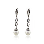 Lovely Platinum Plated Cubic Zirconia en Parel Huggie oorbellen