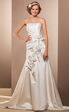 una línea de tren vestido de novia de satén sin tirantes de la corte