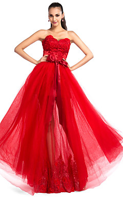 uma linha-namorada do assoalho-comprimento vestido de noite de renda e tule