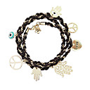 única mujer pulsera tejida apilados